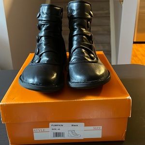 Miz Mooz Shoes, Pumpkin. Size 42. Color black. Good condition.